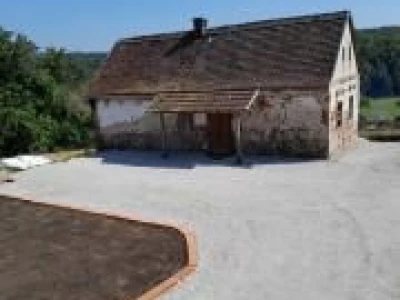 Poljoprivredno imanje 45.000 ili 60.000 m2 sa gradevinskim dijelom, sumom, bunarom i potokom