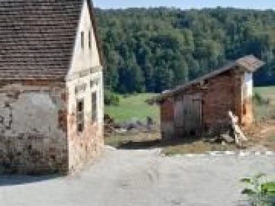 Poljoprivredno imanje 45.000 ili 60.000 m2 sa gradevinskim dijelom, sumom, bunarom i potokom