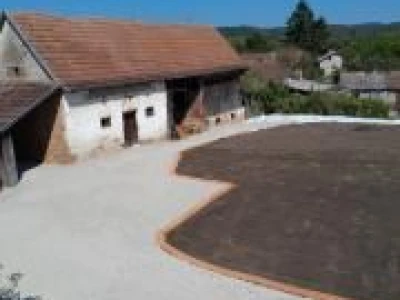 Poljoprivredno imanje 45.000 ili 60.000 m2 sa gradevinskim dijelom, sumom, bunarom i potokom