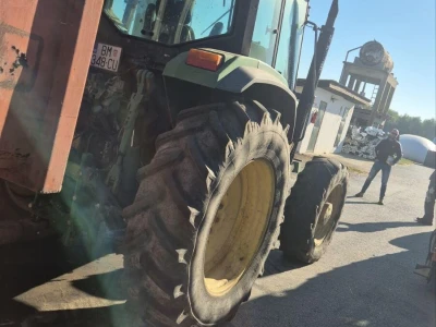 John Deere 6910