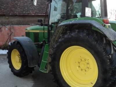 John Deere 6910