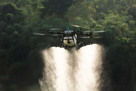 DJI AGRAS T100 s opremom za prskanje i sjetvu