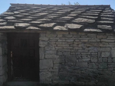 Prodajem maslinik s kamenom kućom, površine cca 3 hekara