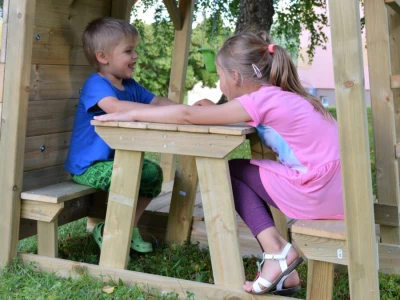 J8 Dječji toranj s toboganom, pješčanikom, klupom za piknik i jednom ljuljačkom