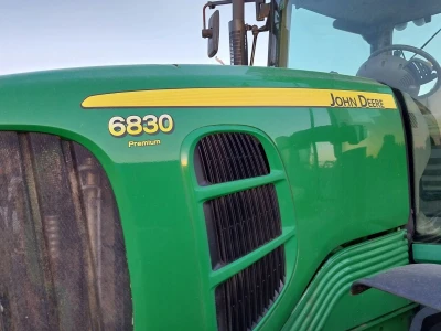 John Deere 6830