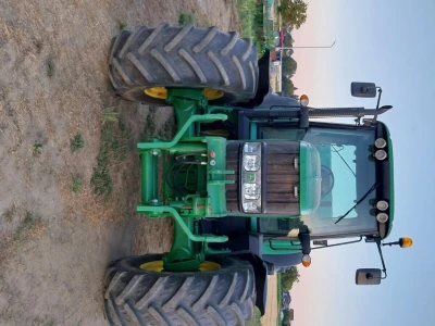 John Deere 6830