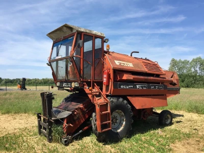 Kombajn Deutz Fahr sa žitnim hederom i adaptacijom za branje konoplje