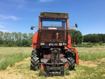 Kombajn Deutz Fahr sa žitnim hederom i adaptacijom za branje konoplje