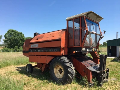 Kombajn Deutz Fahr sa žitnim hederom i adaptacijom za branje konoplje