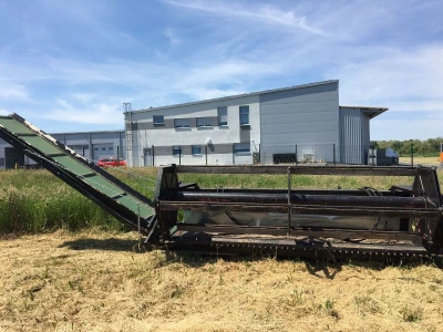 Kombajn Deutz Fahr sa žitnim hederom i adaptacijom za branje konoplje