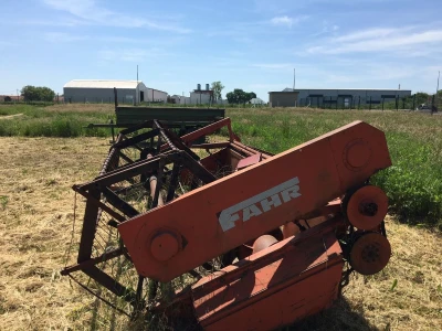 Kombajn Deutz Fahr sa žitnim hederom i adaptacijom za branje konoplje