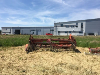 Kombajn Deutz Fahr sa žitnim hederom i adaptacijom za branje konoplje