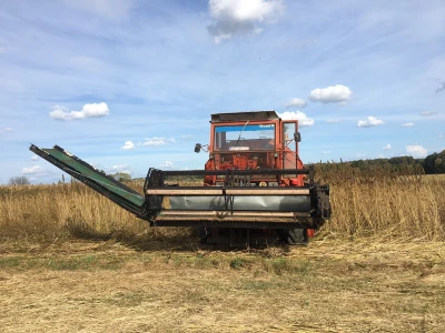 Kombajn Deutz Fahr sa žitnim hederom i adaptacijom za branje konoplje