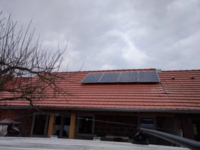 Solarni sustav za vikendice za rasvjetu, TV, hladnjak, alat....