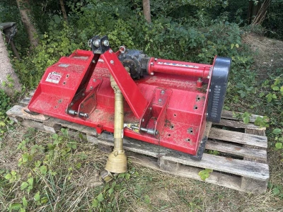 Traktor UNIVERSAL UTB 453 DT 4x4 + PREDNJI UTOVARIVAČ + Malčer