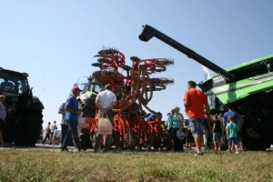 Deutz Fahr 9340 TTV traktor i Kuhn Striger tvrtke Poljonova