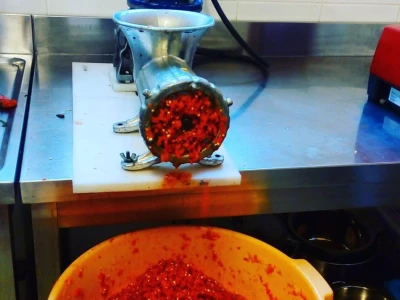 Prije fermentacije papričice Trinidad Scorpion Moruga se melju. Nusprodukt ovog procesa su "Trinidadske suze" koje teku u potocima i zaštićeni su autohtoni proizvod našeg kraja