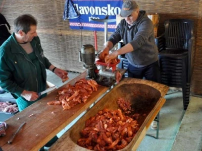 Više od 20-ak članova udruge zasukalo je rukave