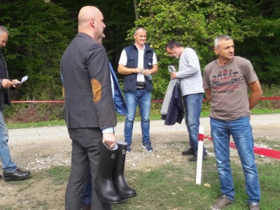 Čizme su u rukama, a minstar spreman za ulazak u polje