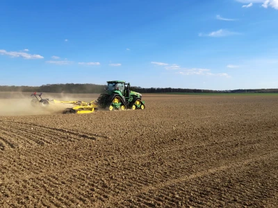 John Deere 8RX 410 traktor mjeseca