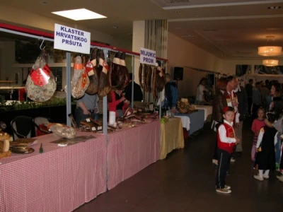 Proizvodi Klastera Hrvatski pršut na 9. NS pršuta Sinj 2014