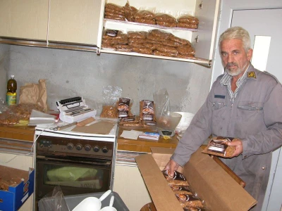 Branko Kaloper uživa u radu, posebice u pakiranju badema na tržište