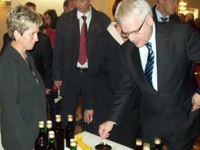 Predsjednik Josipović kuša biberova ulja