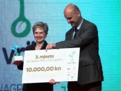 Ministar Tolušić dodjeljuje nagradu u vrijeme dok je bio župan