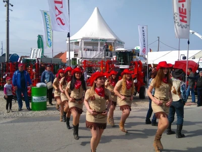 Djevojke uz ruske i turske strojeve