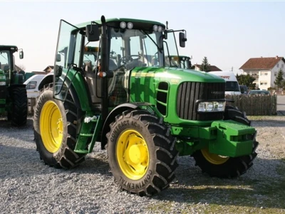 John Deere traktori