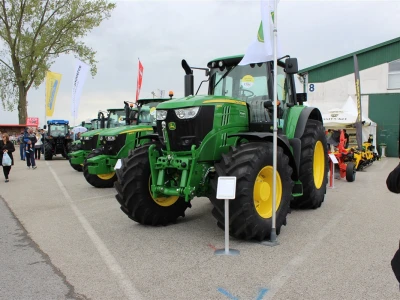 John Deere traktori