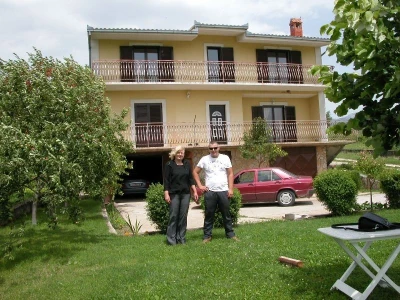 Bože Banić sa svojom majkom Marijom u dvorištu obiteljske kuće u Otoku dalmatinskom