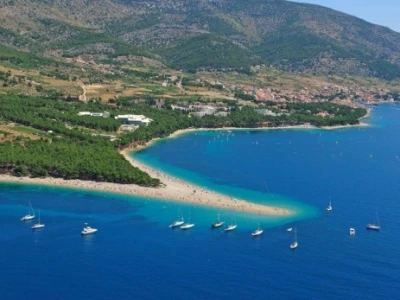 Brač - pogled na Bol (Zlatni rat)