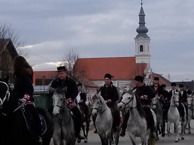 Jahači u povorci