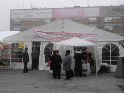 Sajamski šator s pomalo otužnim vanjskim izgledom