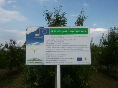Tabla s podacima o projektu još se nalazi ispred voćnjaka