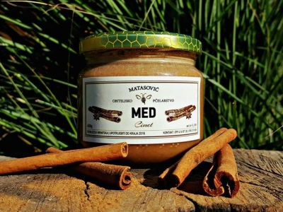 Med s cimetom