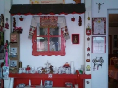 Na zidovima blagavaonice nalaze se autentične narodne nošnje iz baranjskog mjesta Luč