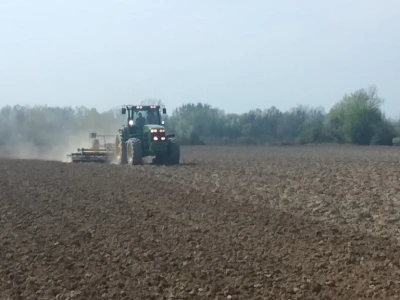Korišten je John Deere od 185 ks
