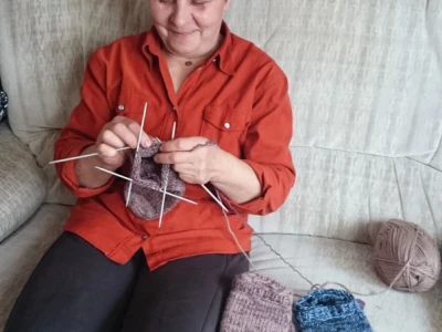 Nevenka plete priglavke