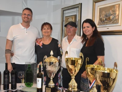 DEGUSTACIJA U VILI ŽANA - Dica i od dice dica došli iz Švicarske proslaviti šampionsku titulu Poljakovog crnjaka