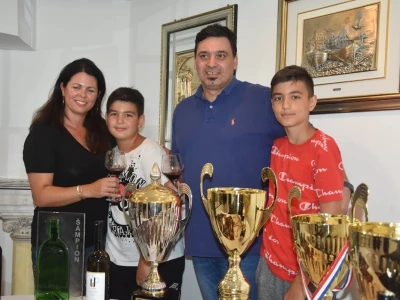 DEGUSTACIJA U VILI ŽANA - Dica i od dice dica došli iz Švicarske proslaviti šampionsku titulu Poljakovog crnjaka