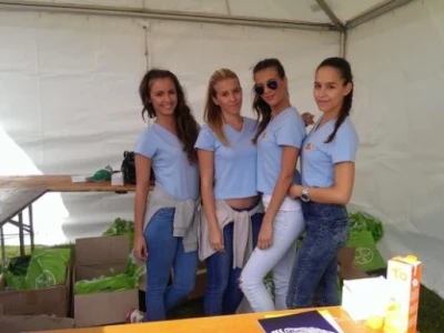 Hostese na Dekalb Centralnim danima polja