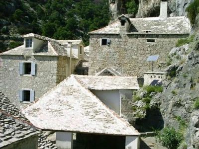 Detalj obnovljenog glagoljaškog samostana Pustinja Blaca u Nerežišću