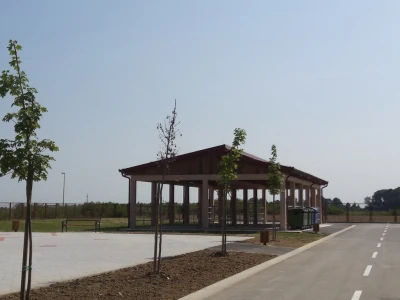Nadstrešnica u dvorištu inkubatora