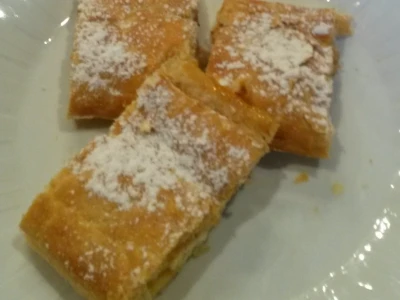 Domaće štrudle sa sirom i jabukama