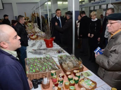 Tihomir Jakovina obilazi poluprazne štandove