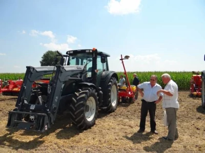 Valtra traktor