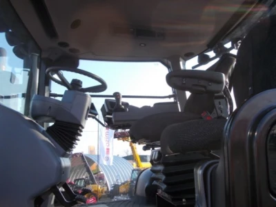Versatile traktor