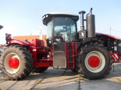 Versatile traktor